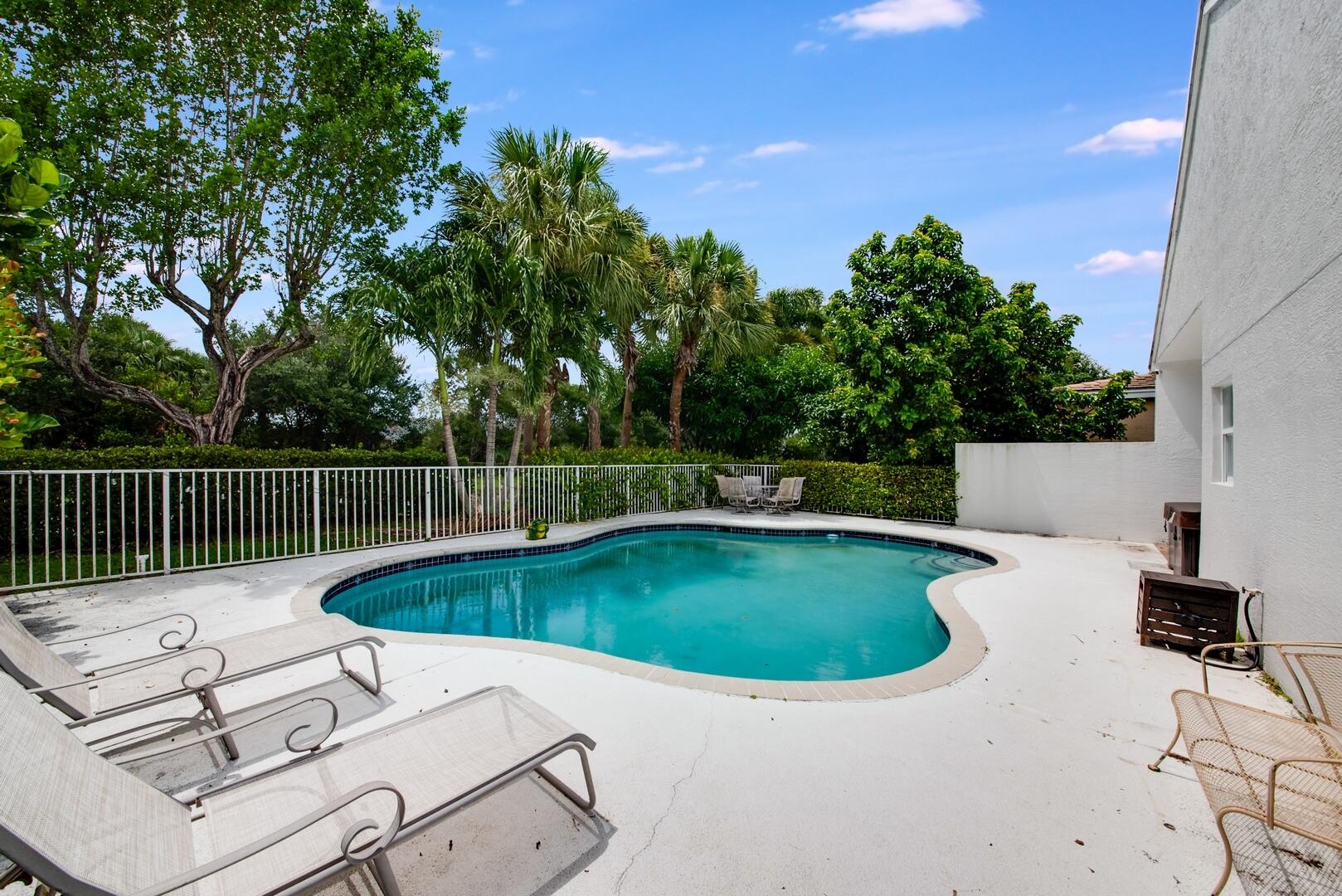 212 Kensington Way