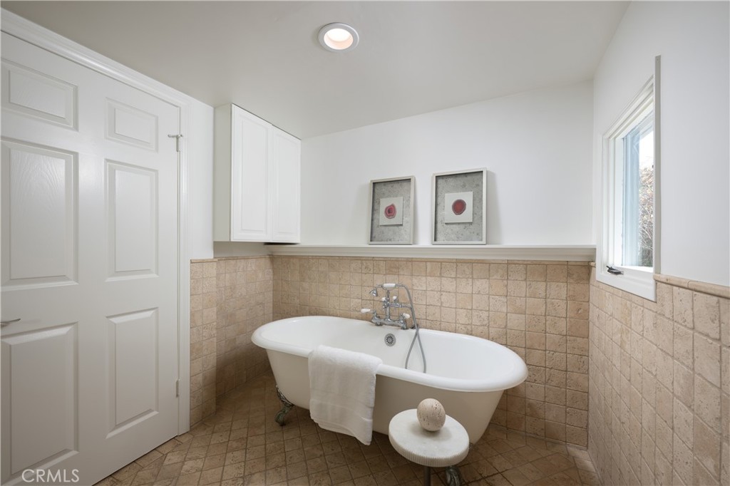 2130 Glenneyre Street