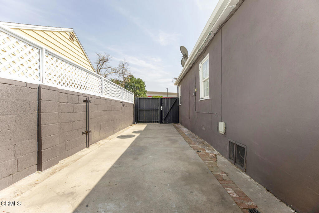 1131 N Mariposa Street