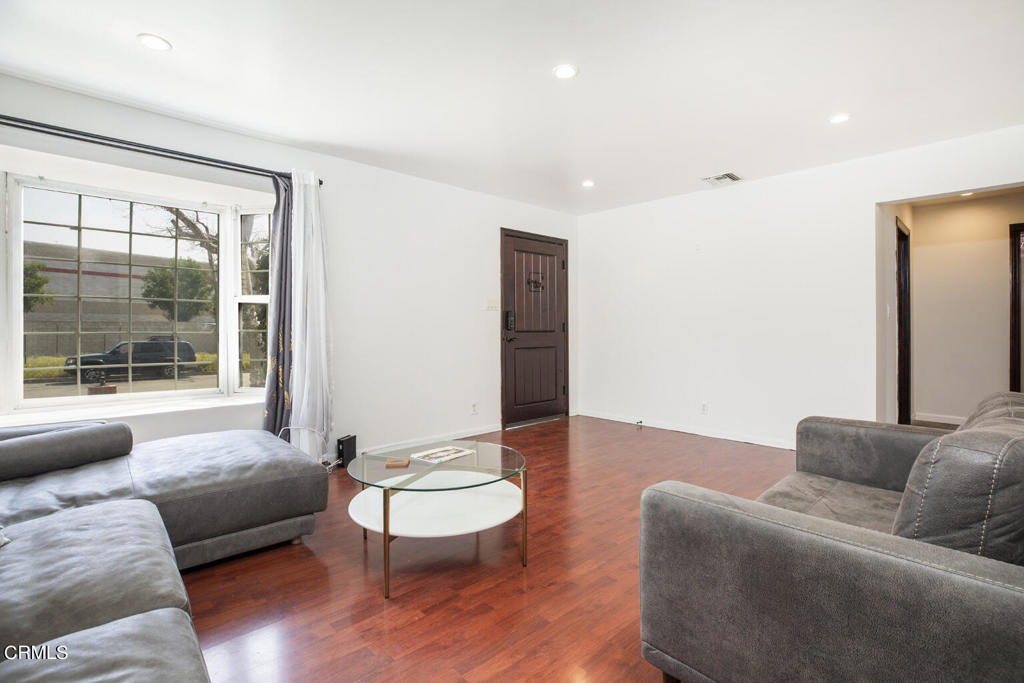 1131 N Mariposa Street