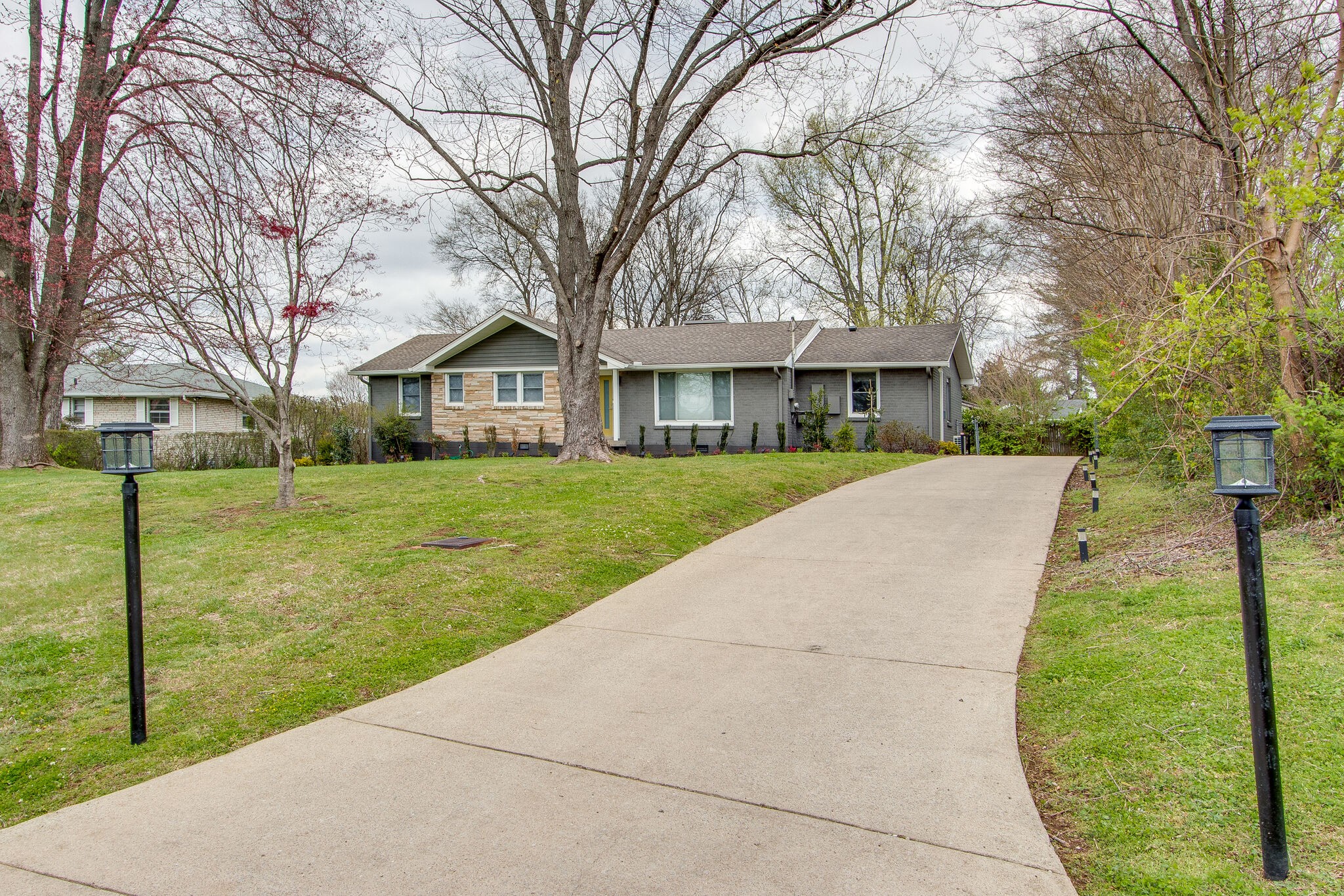 723 Robert Burns Dr