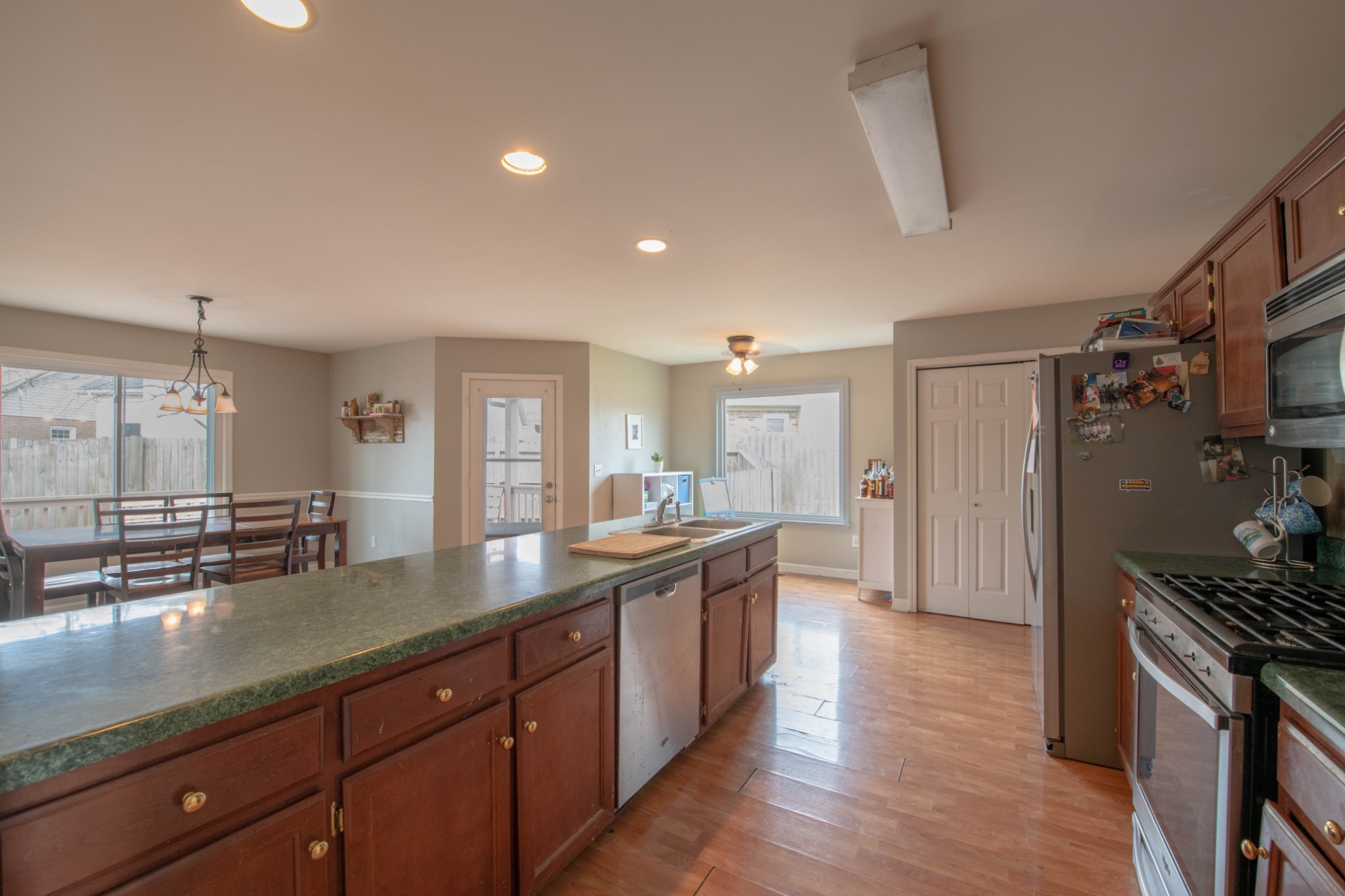 304 Roslyn Ct