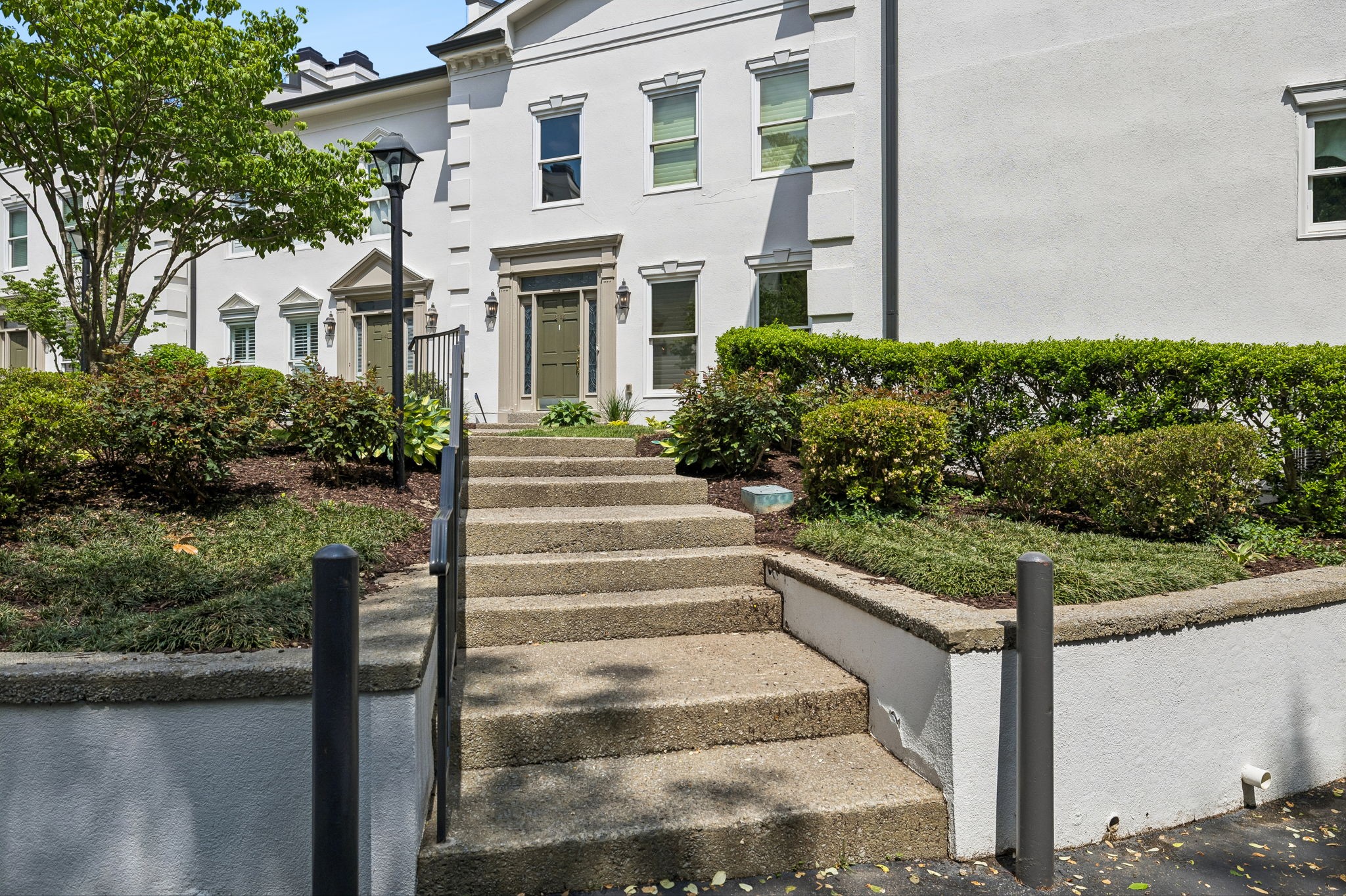 3037 Woodlawn Dr