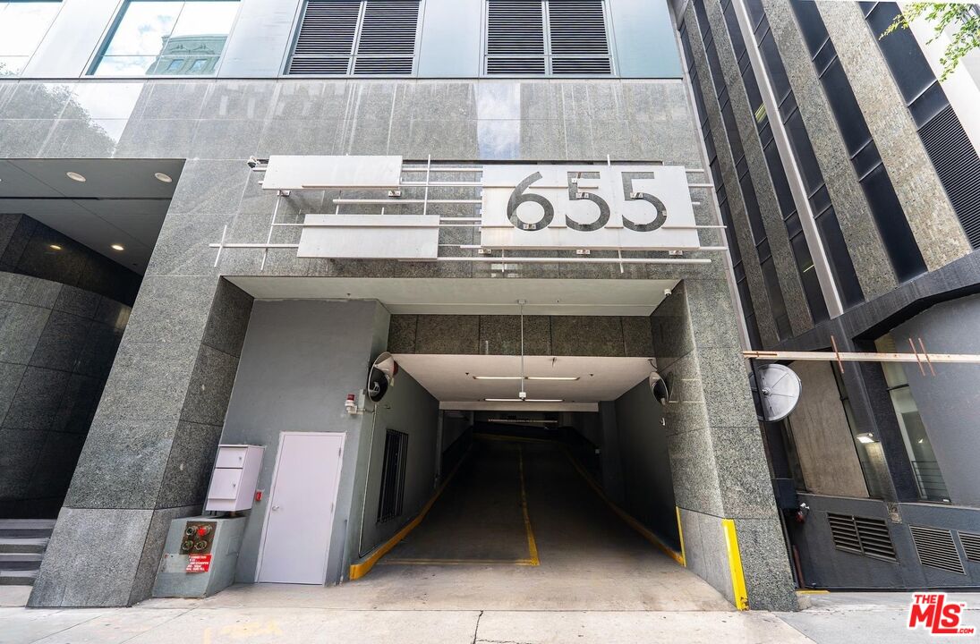 655 S Hope St Unit: 1006