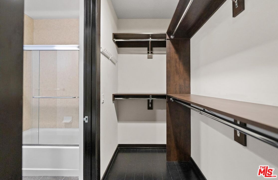 655 S Hope St Unit: 1006