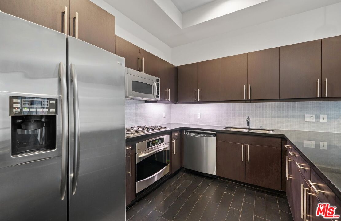 655 S Hope St Unit: 1006