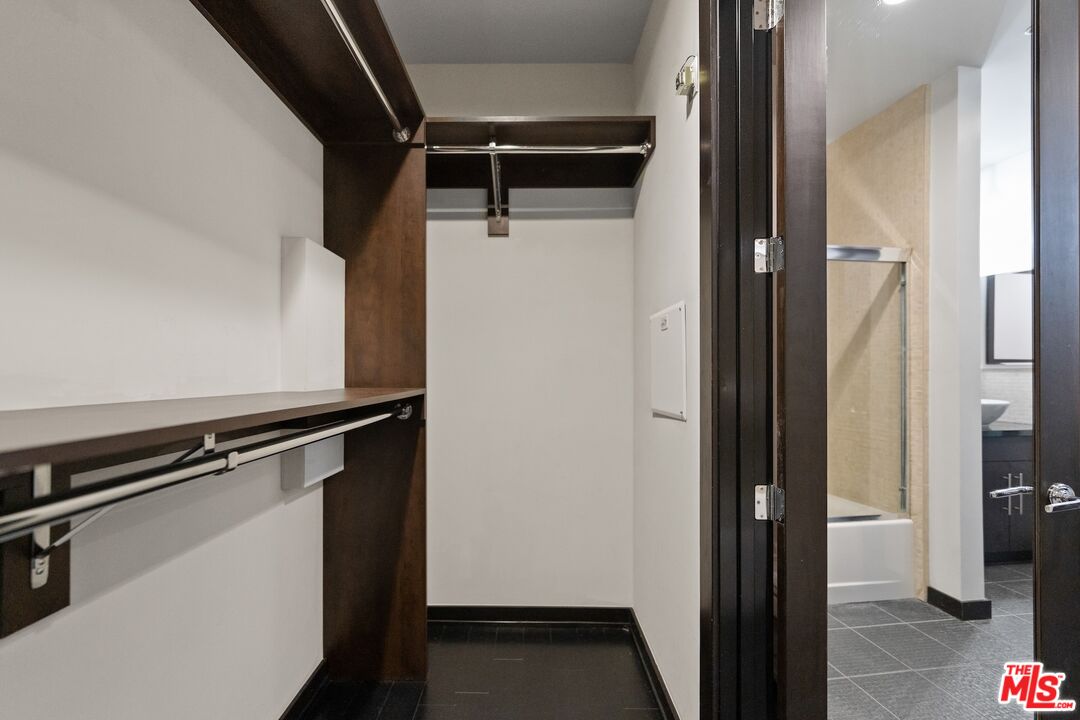 655 S Hope St Unit: 1006