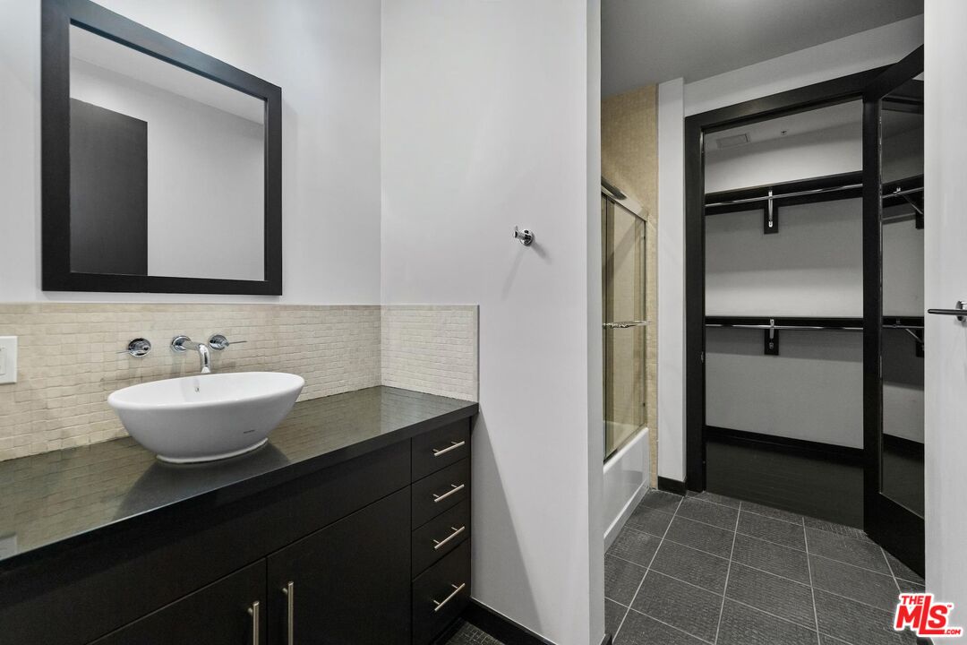 655 S Hope St Unit: 1006