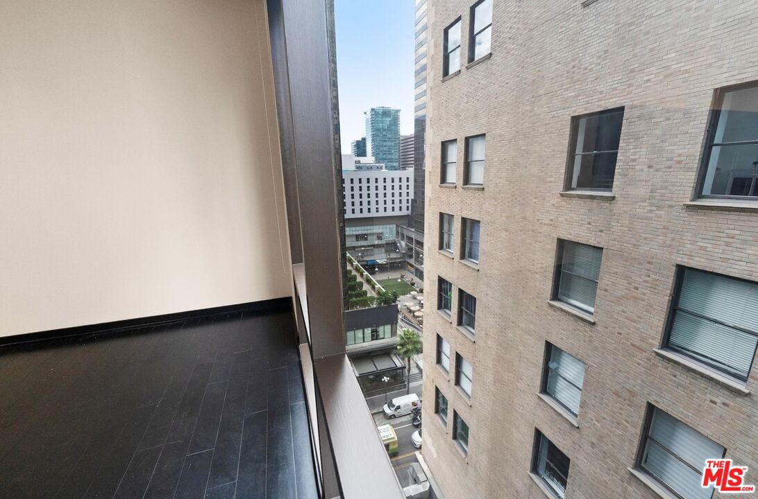 655 S Hope St Unit: 1006