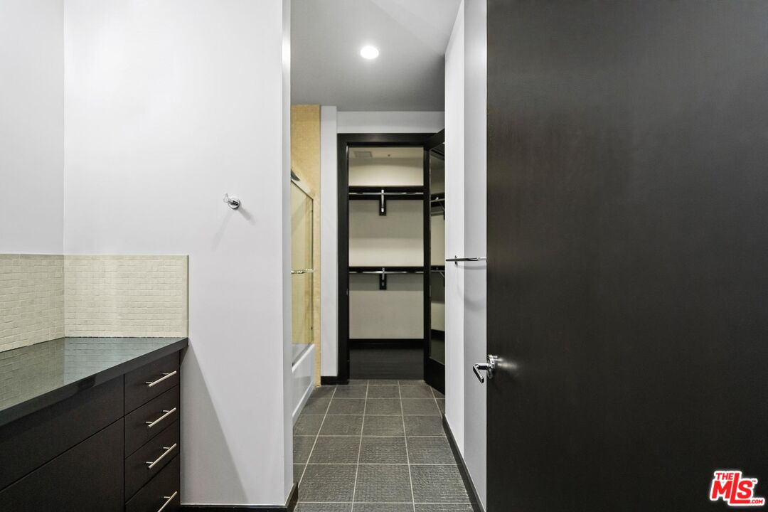 655 S Hope St Unit: 1006