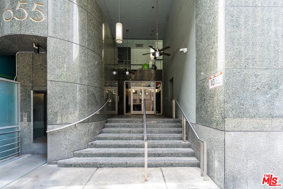 655 S Hope St Unit: 1006