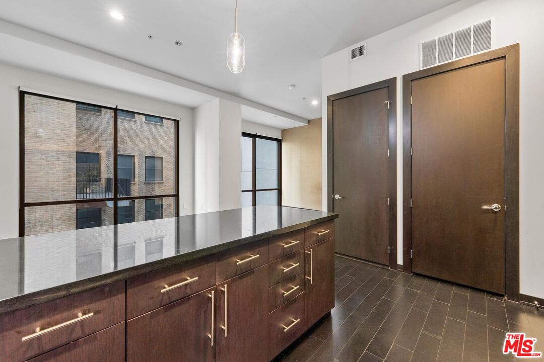 655 S Hope St Unit: 1006