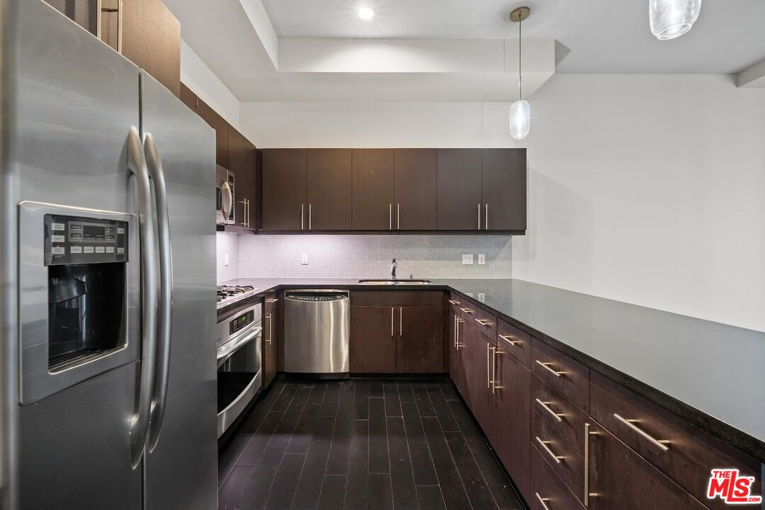 655 S Hope St Unit: 1006