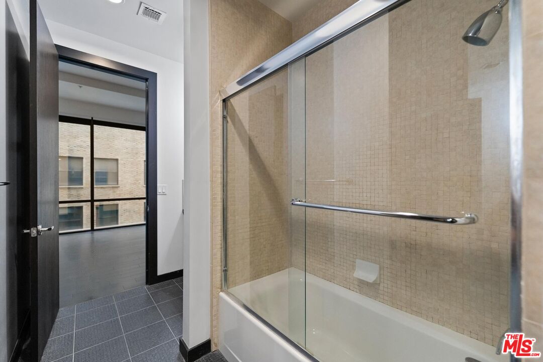 655 S Hope St Unit: 1006