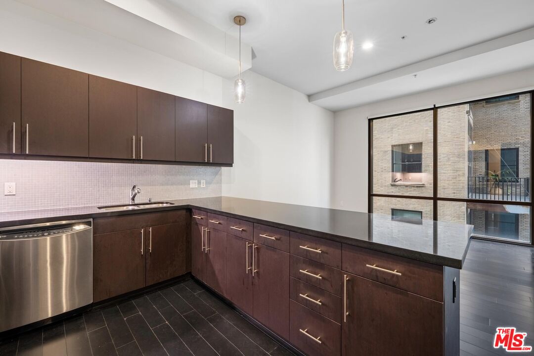 655 S Hope St Unit: 1006