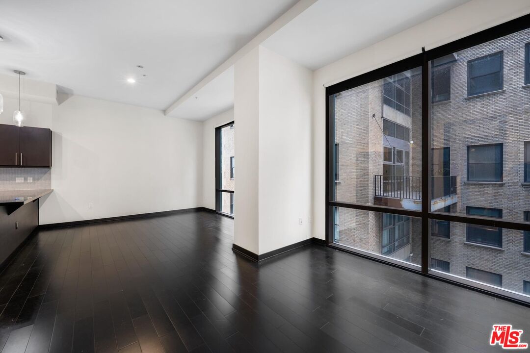 655 S Hope St Unit: 1006