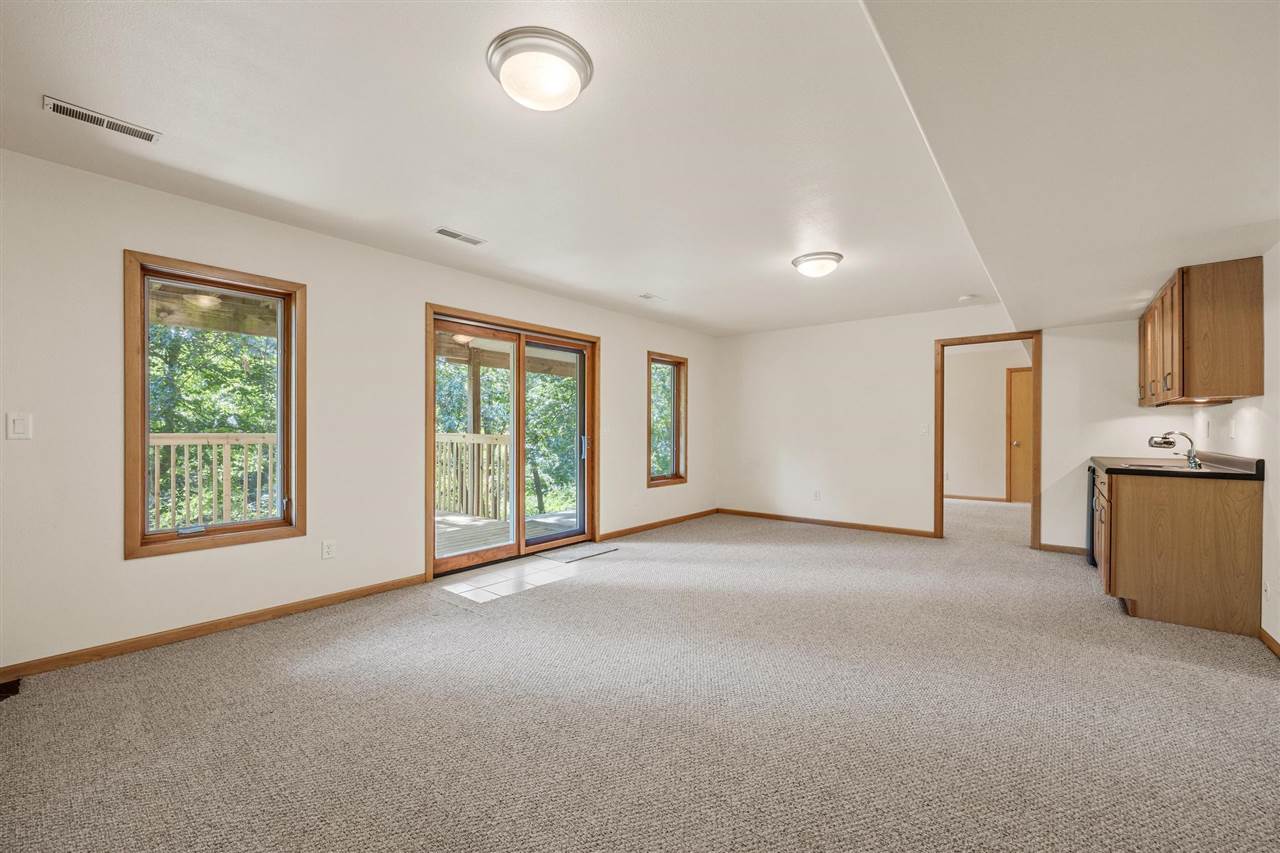 900 Forest Edge Dr