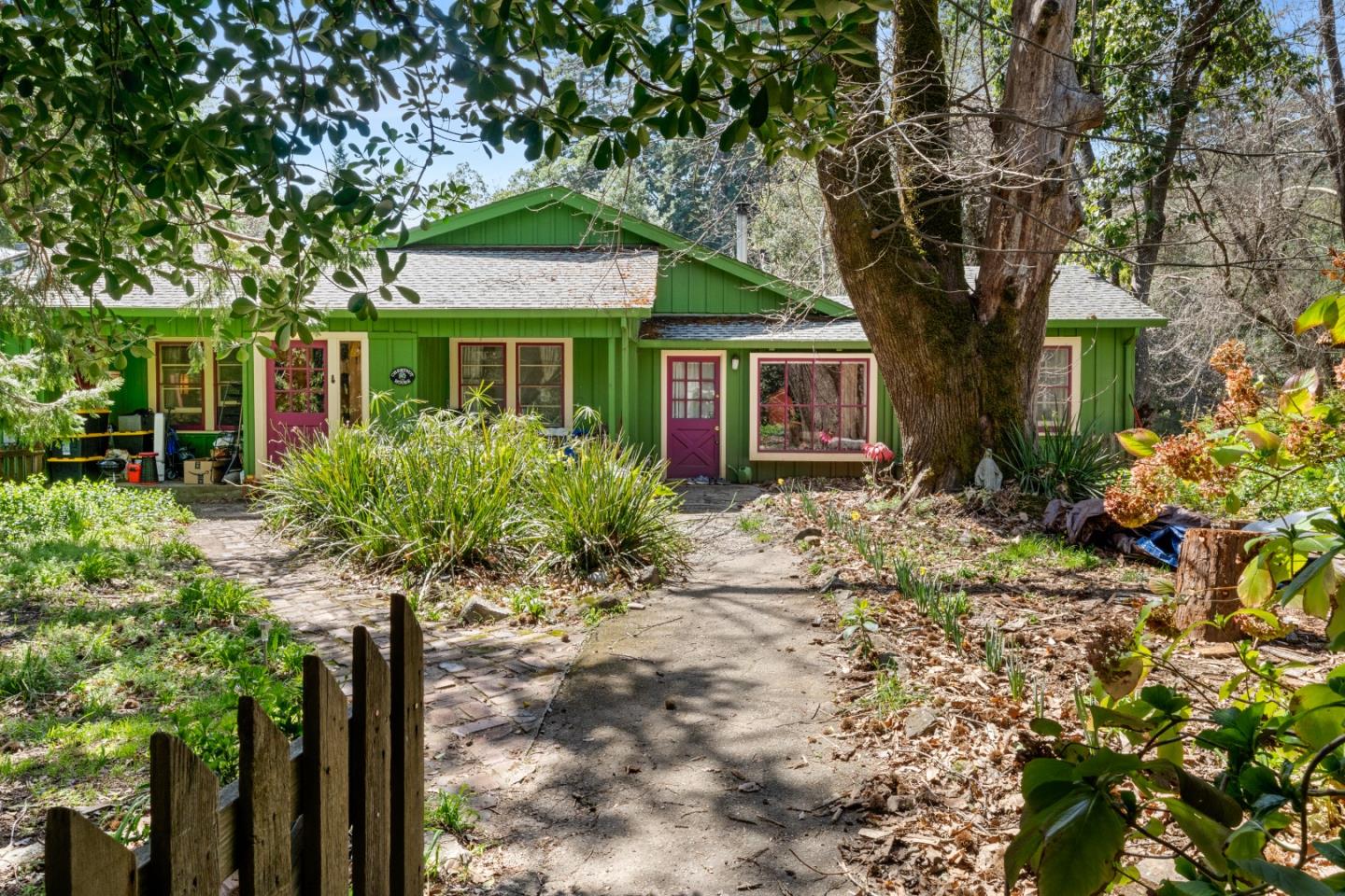 24 Grainger LN