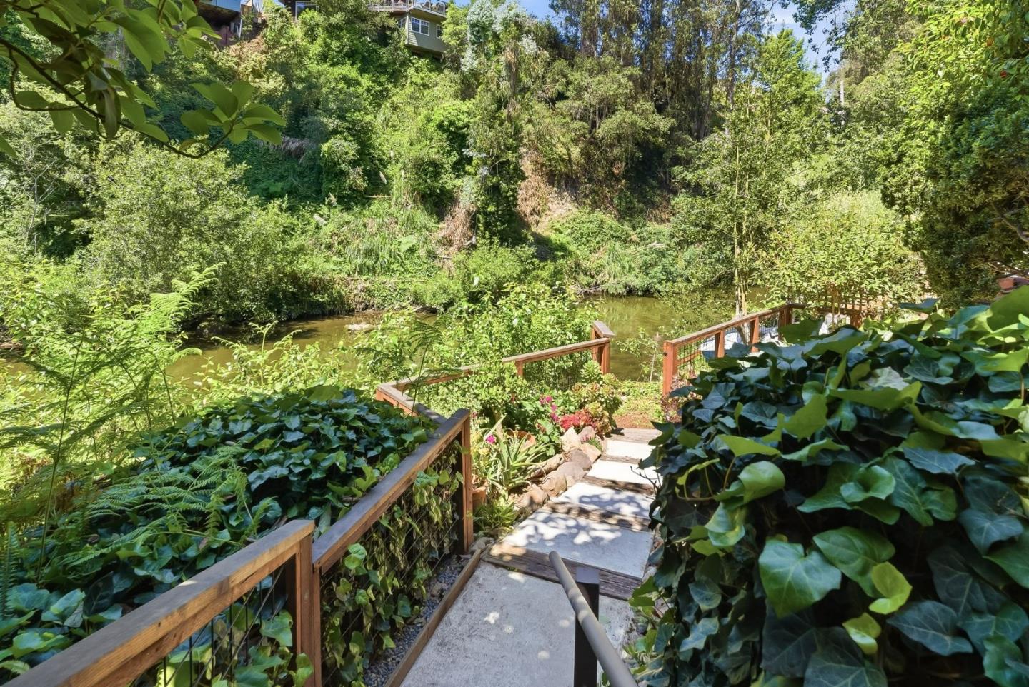 533 Riverview DR