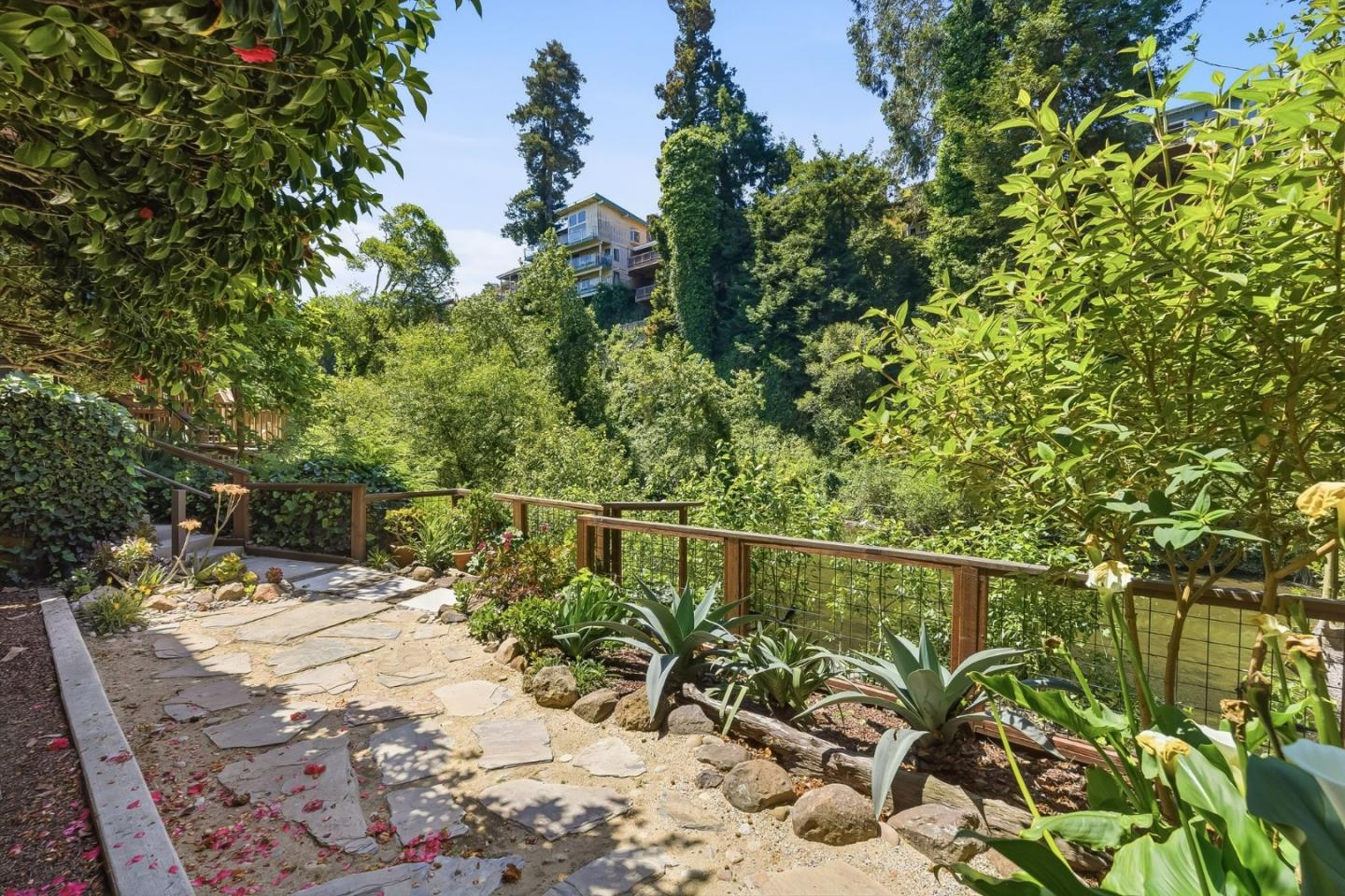 533 Riverview DR