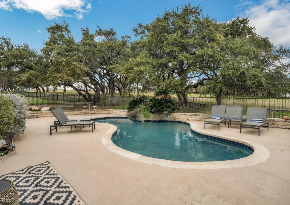 608 Lakeway DR