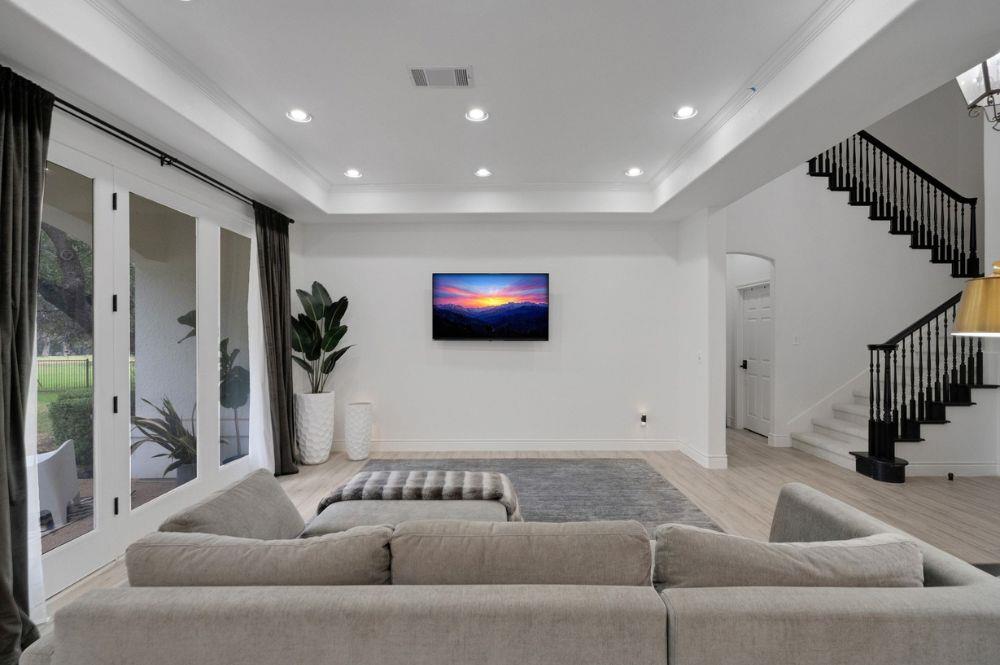 608 Lakeway DR