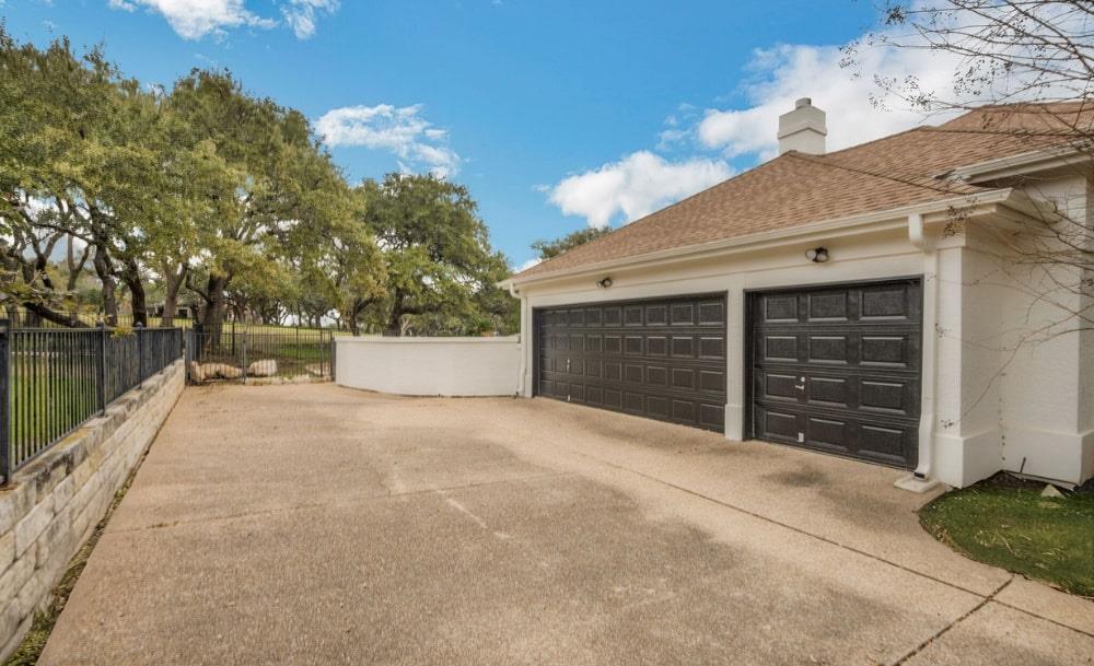 608 Lakeway DR