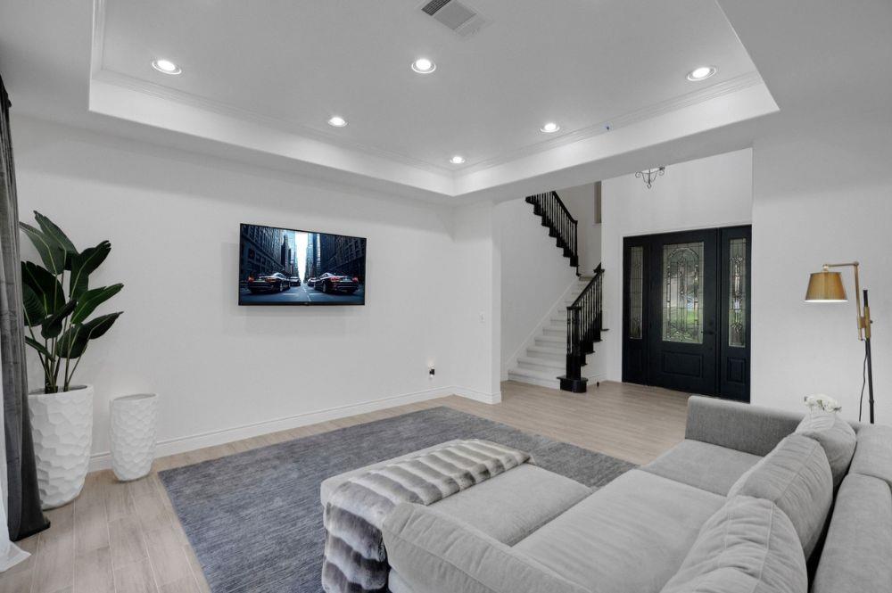 608 Lakeway DR