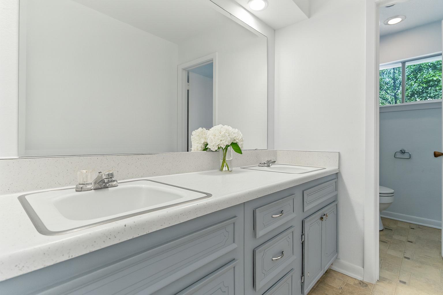 2401 Homedale CIR