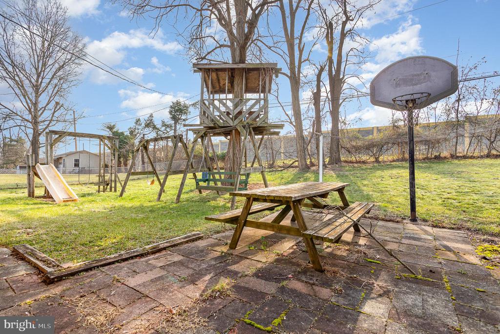 404 WOODLAND AVENUE
