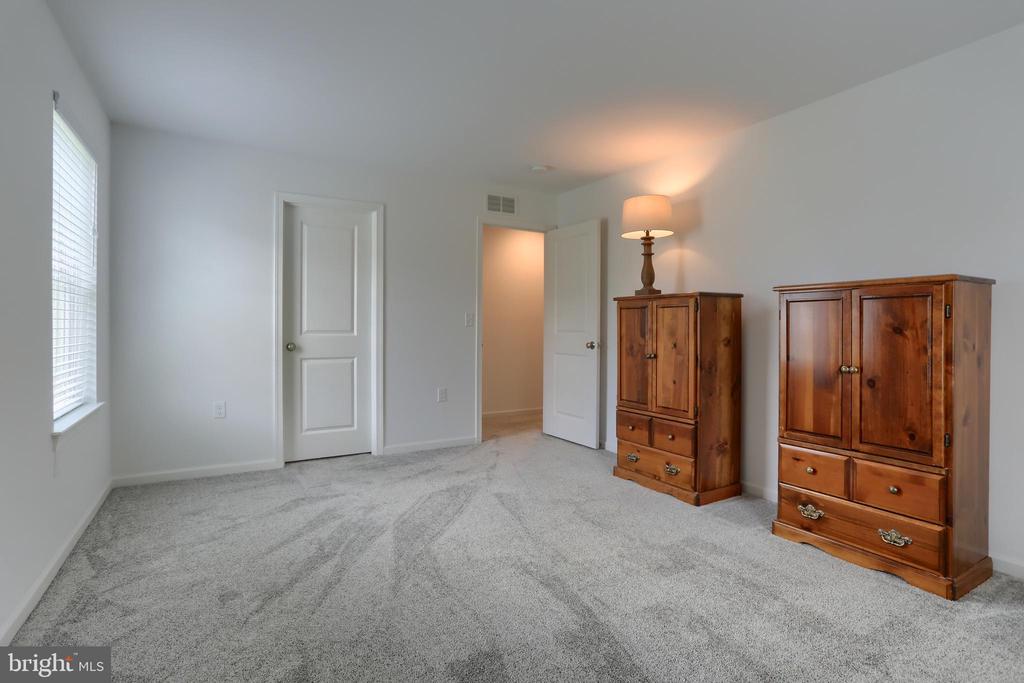 725 HAMPTON COURT