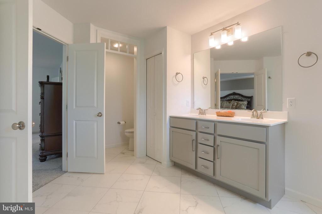 725 HAMPTON COURT