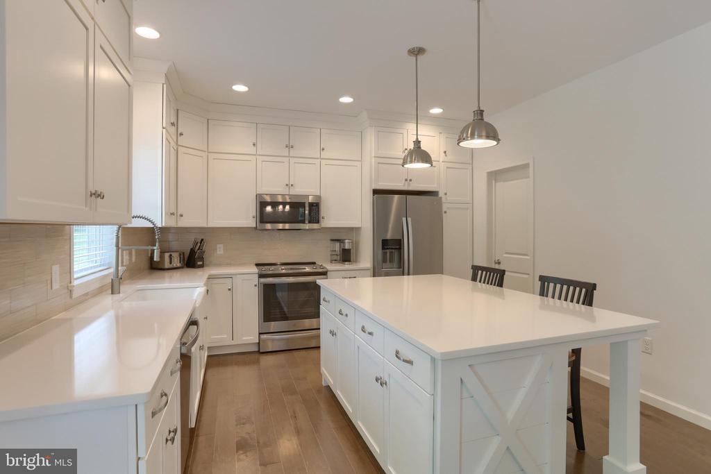 725 HAMPTON COURT