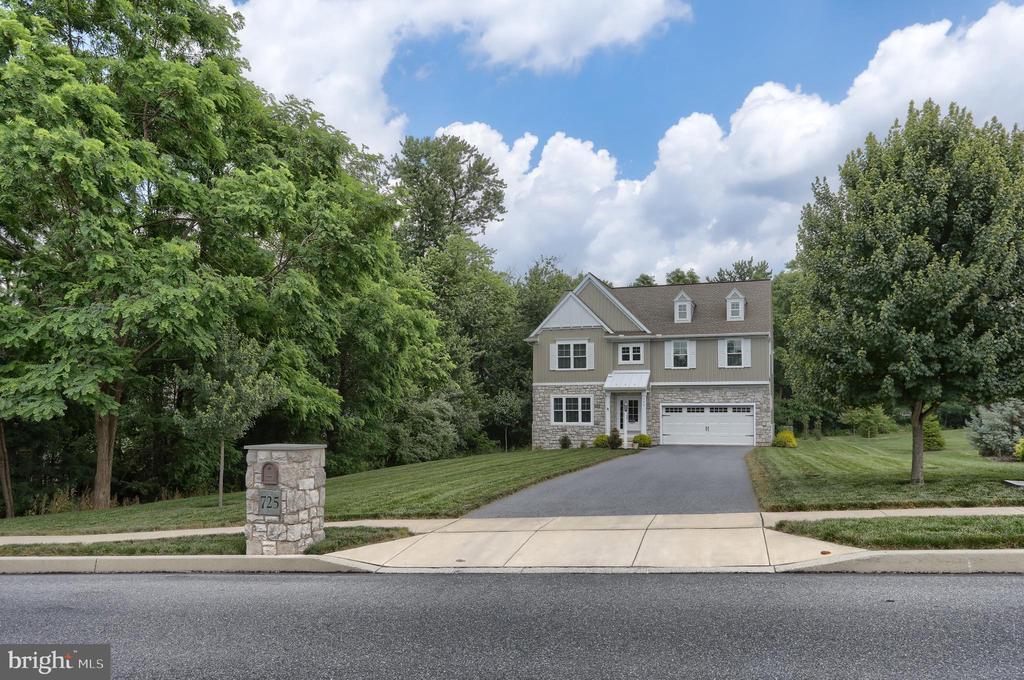 725 HAMPTON COURT