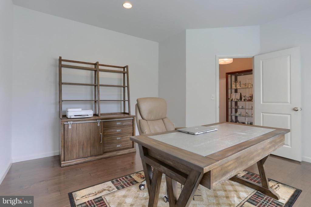 725 HAMPTON COURT