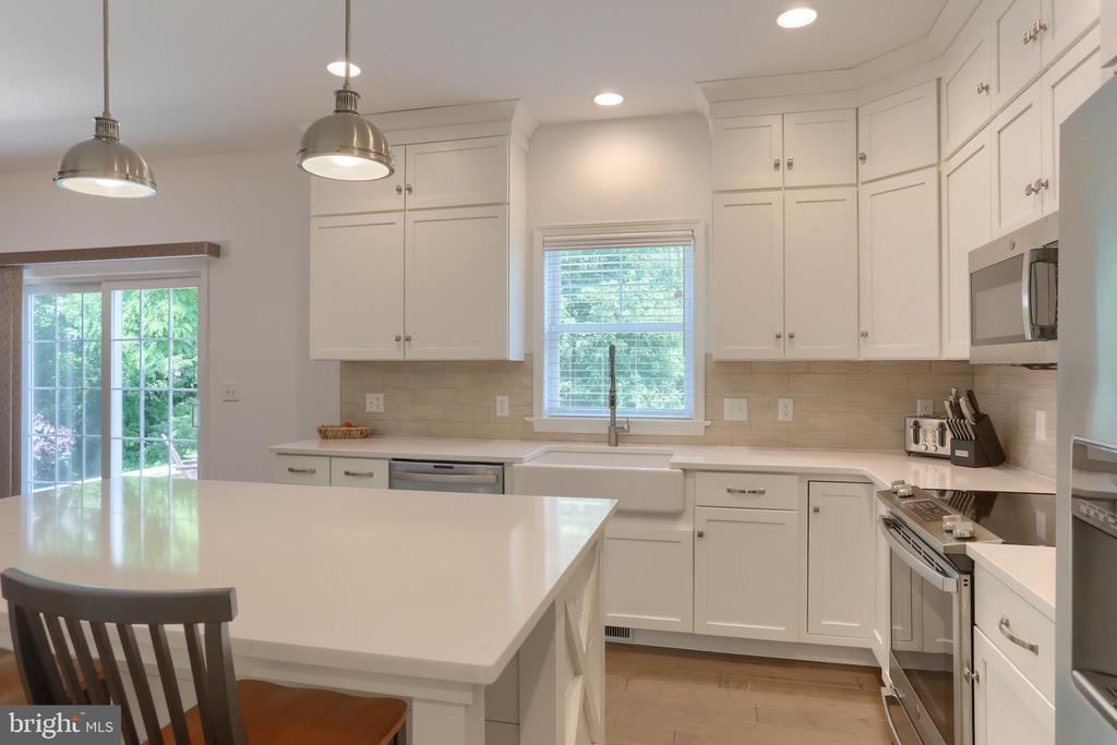 725 HAMPTON COURT
