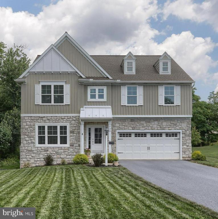 725 HAMPTON COURT