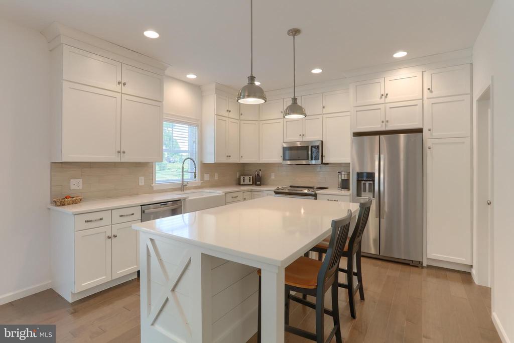 725 HAMPTON COURT