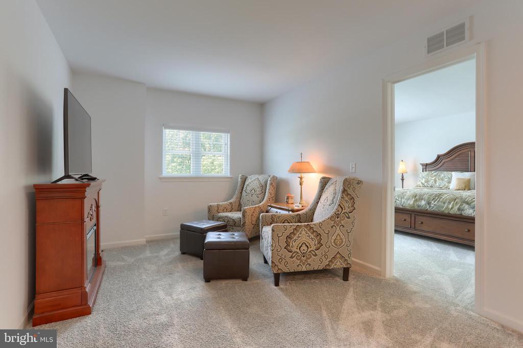 725 HAMPTON COURT