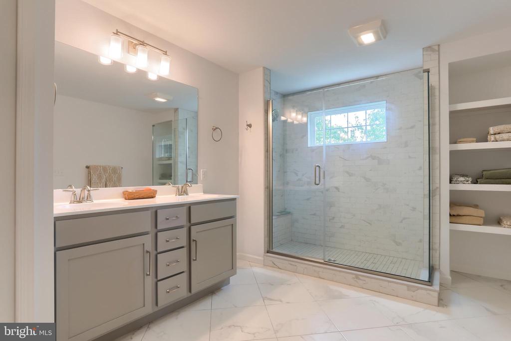 725 HAMPTON COURT
