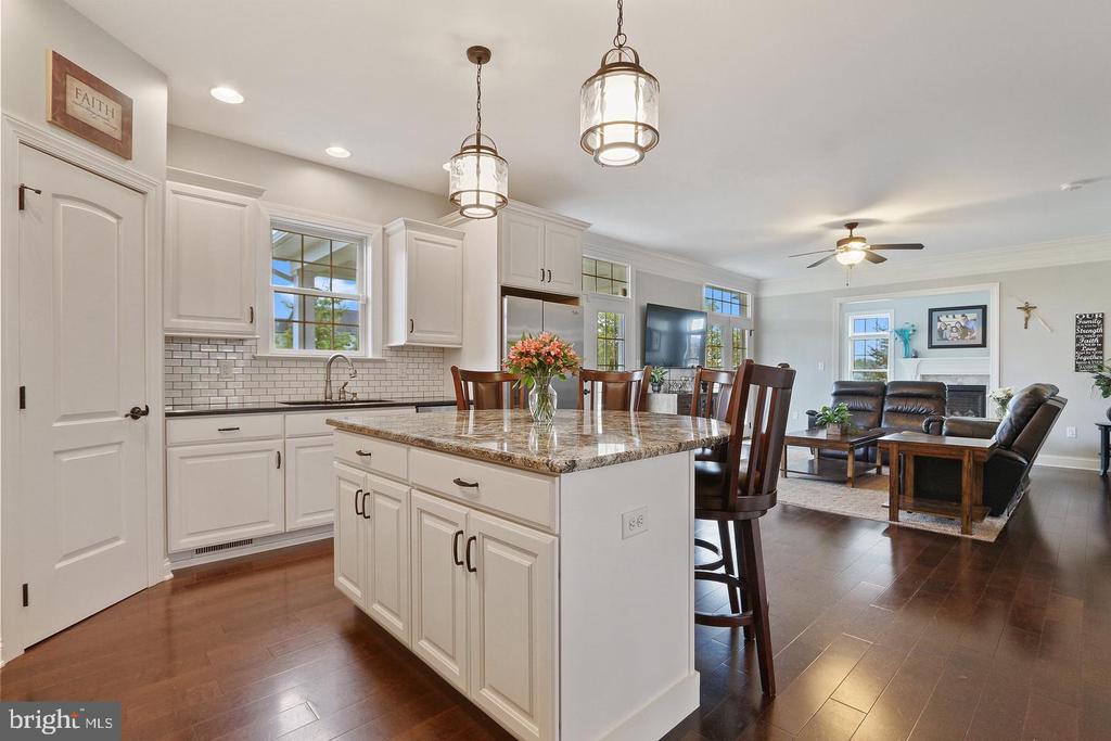 6425 FARMCREST LANE