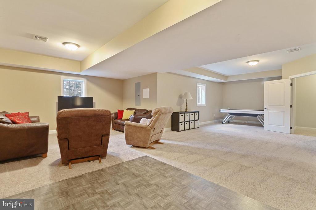 6425 FARMCREST LANE