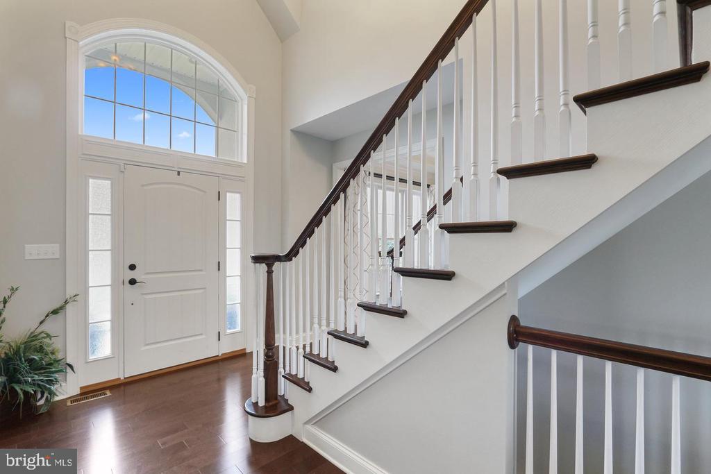 6425 FARMCREST LANE