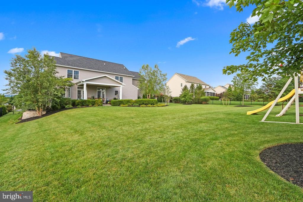 6425 FARMCREST LANE