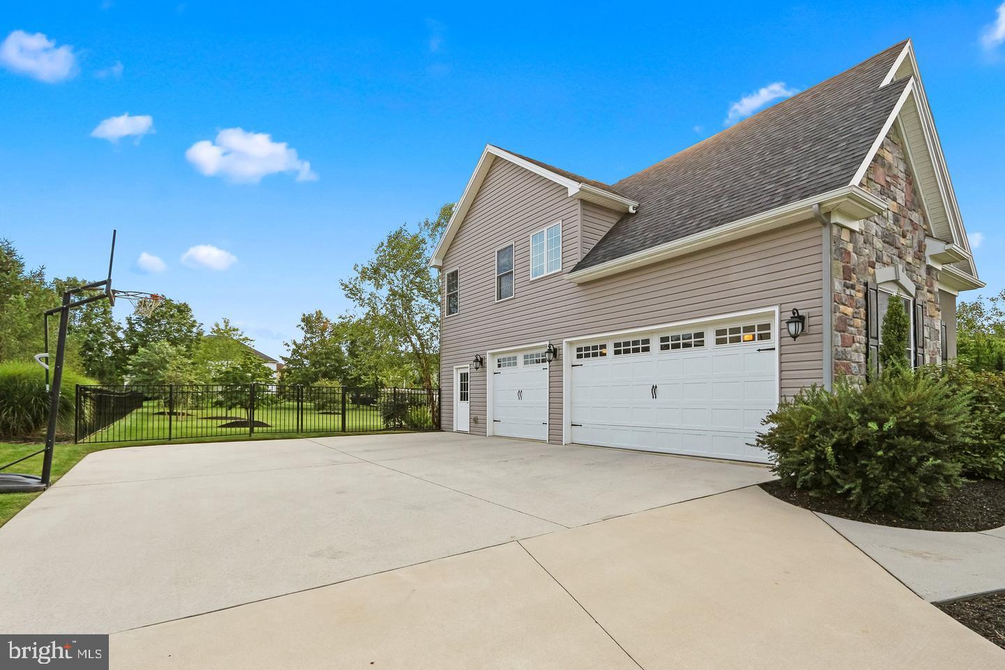 6425 FARMCREST LANE