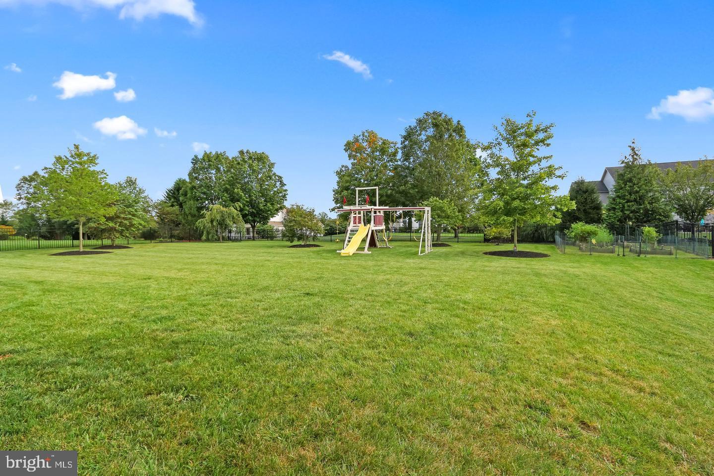 6425 FARMCREST LANE