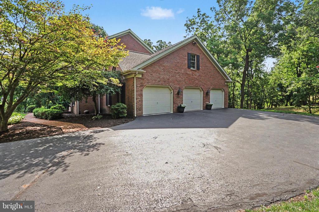 20 WHITE PINE DRIVE
