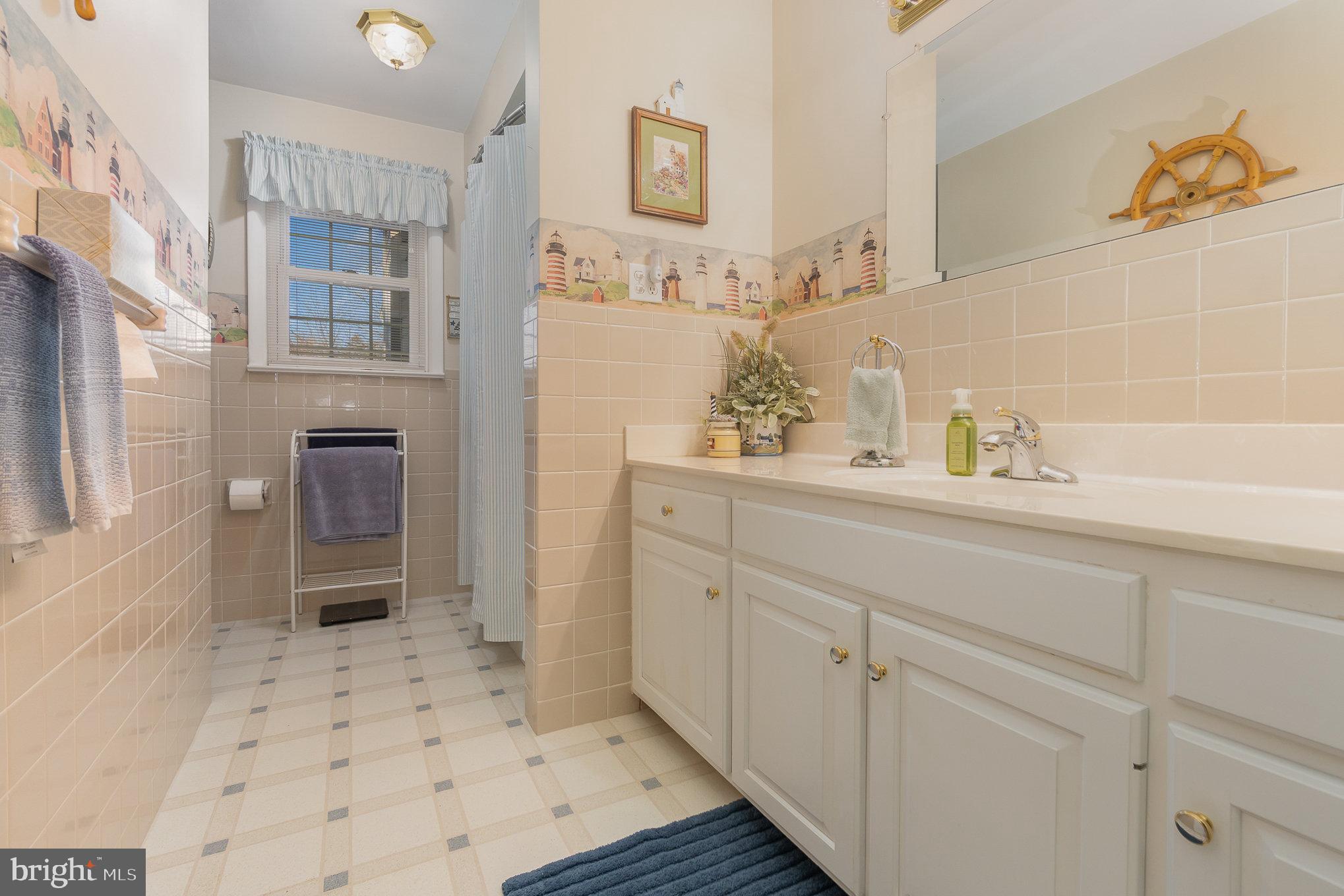 230 N CHESTNUT STREET