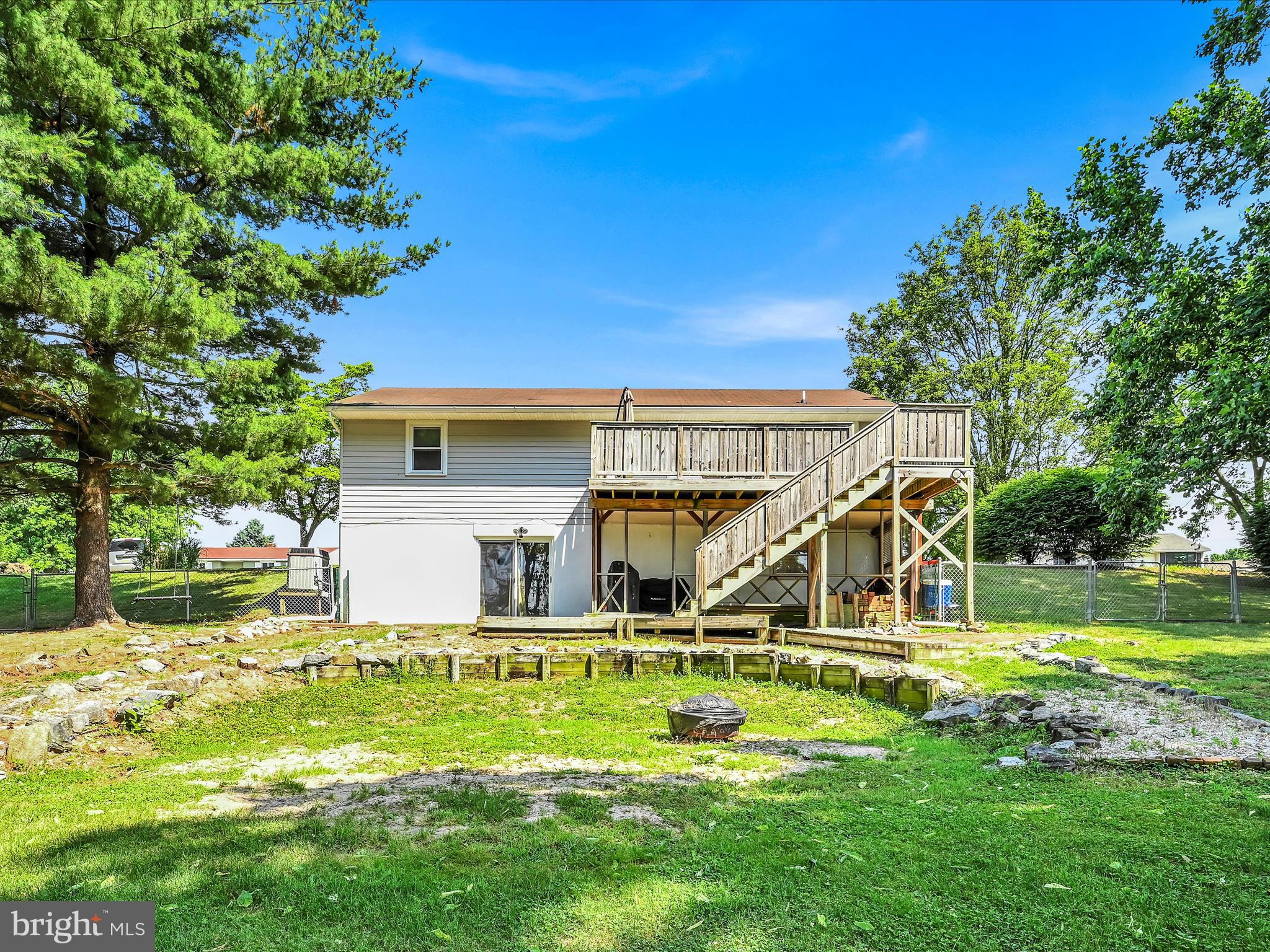 242 BUTTONWOOD DRIVE