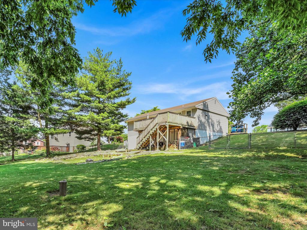 242 BUTTONWOOD DRIVE